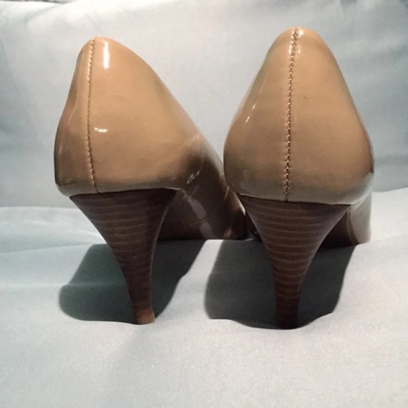 Small Nude Bandolino Heels - Picture 3 of 4